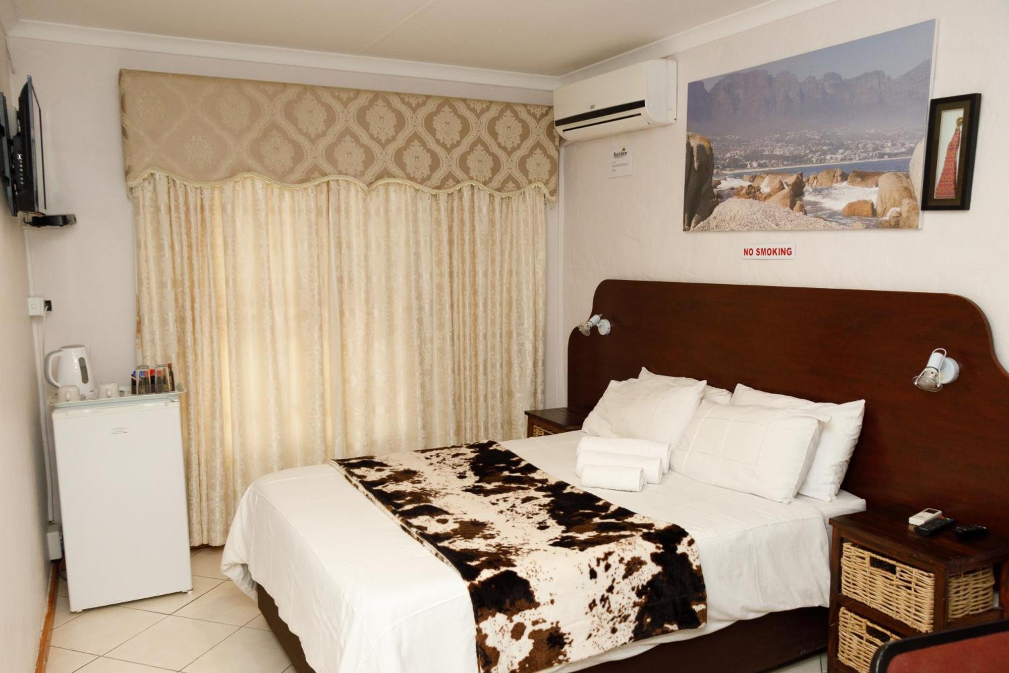 Rainbow Guest House&Tours Uitenhage Extérieur photo